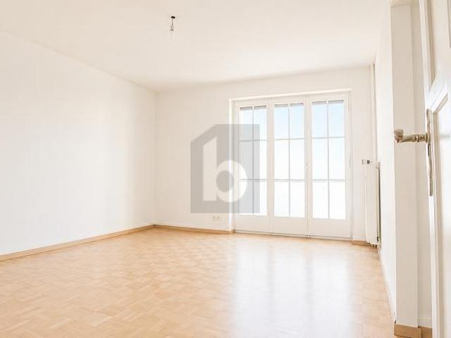 ZENTRALE LAGE, HELLE ZIMMER UND BALKON