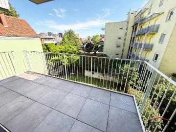 ZENTRALE LAGE Helle 3 Zimmerwohnung mit Balkon!
