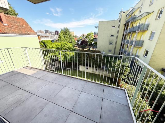 ZENTRALE LAGE Helle 3 Zimmerwohnung mit Balkon!