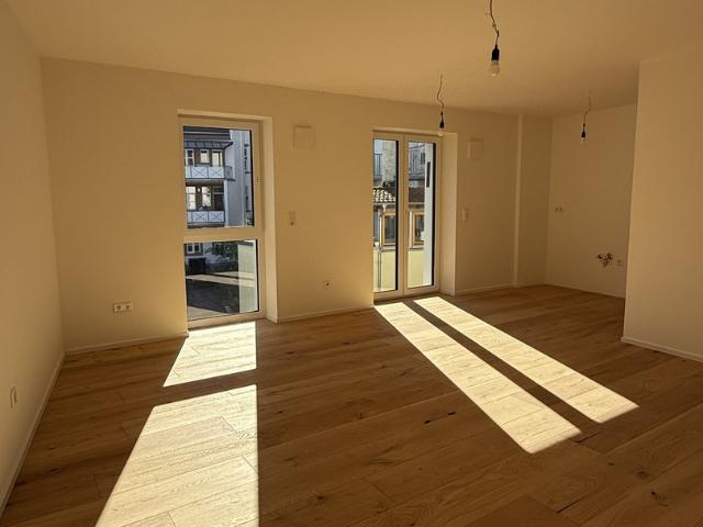Zentrale Lage in Aschaffenburg: 3 Zimmer Wohnung mit Balkon, Aufzug & Erstbezug nach Kernsanierung