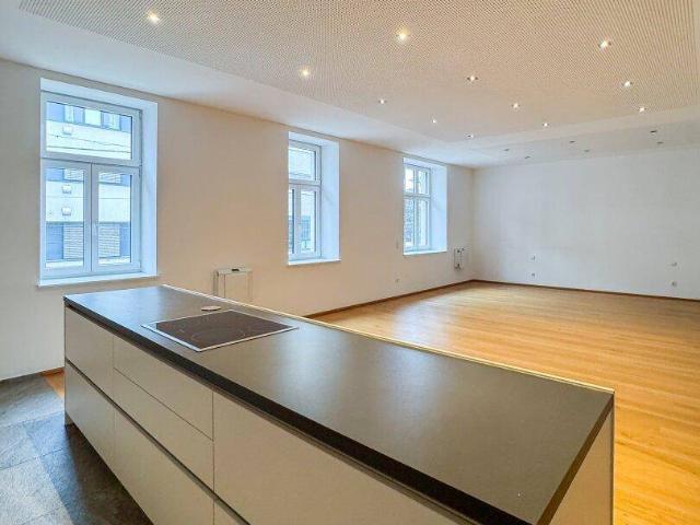 Zentrale Lage: Top sanierte ca. 115 m2 Altbauwohnung 2 3 Räume mit Balkon und Sauna in der Hauptstraße