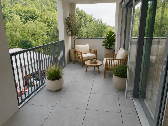 Zentrale Lage und 17.8 m² überdachte Terrasse als erweitertes Wohnzimmer