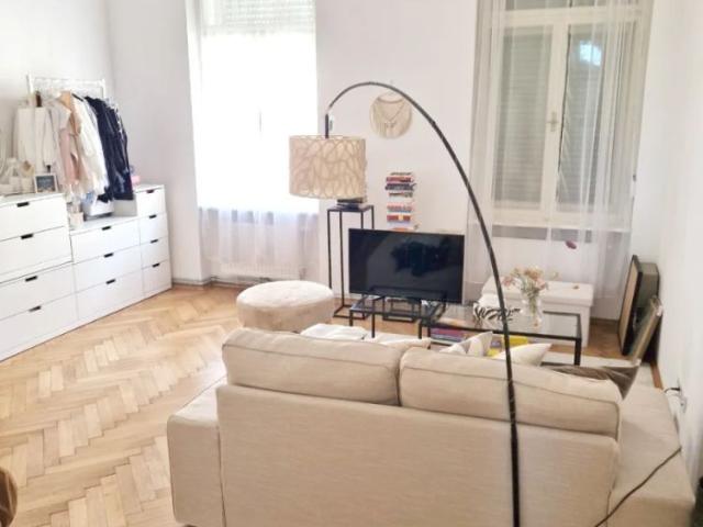 ZENTRALE LAGE 1 Zimmerwohnung mit Balkon beim Schillerplatz!
