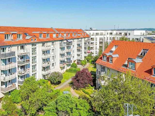 Zentrales Dresden: 3 Raum Dachwohnung mit zwei Süd West Terrassen, Sanierung inklusive