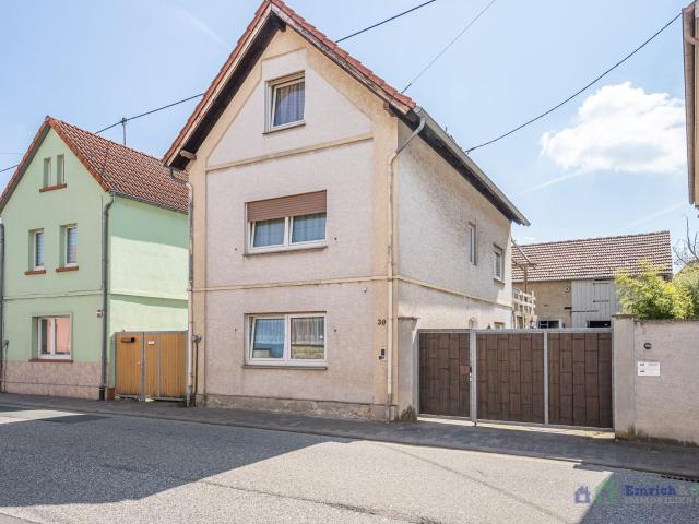 Zentrales Einfamilienhaus mit großem Grundstück und Scheune