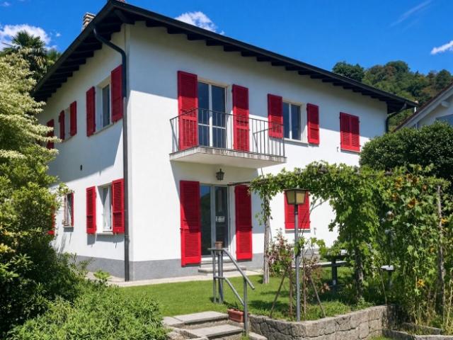 Zentrales Mehrfamilienhaus in Minusio mit Seesicht und Ausbaupotenzial