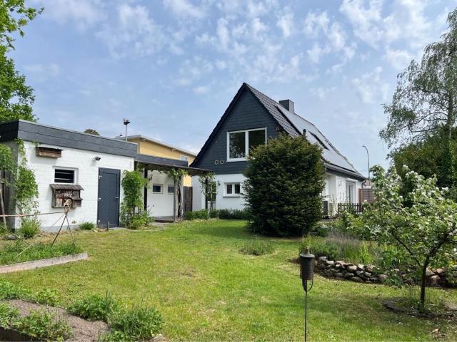 Zentrales Wohnen ohne Renovierungsstress: kompaktes EFH, großer Garten, XXL Garage
