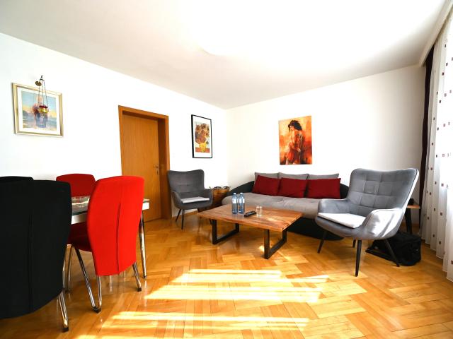 ZENTRUM MITTE LEHEN | Großzügige 3 Zimmerwohnung mit Innenhofausrichtung
