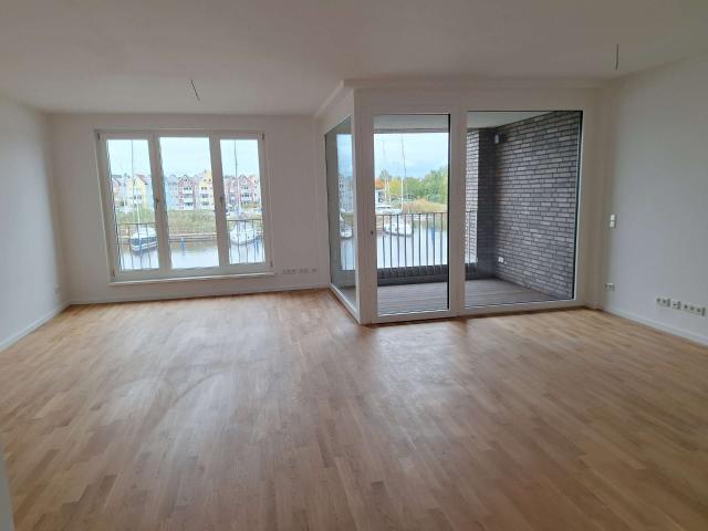 Zentrumsnah und direkter Wasserblick hochwertige 4 Zimmer Wohnung mit Loggia