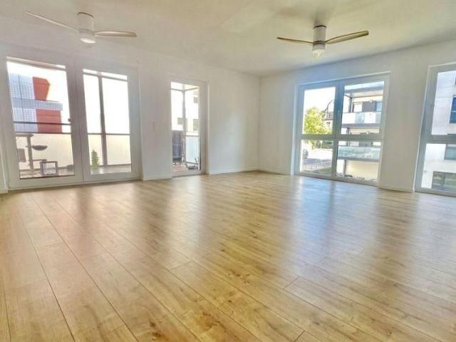 Zentrumsnah und Modern 3 Zimmer NB Wohnung mit EBK, großem Balkon und TG