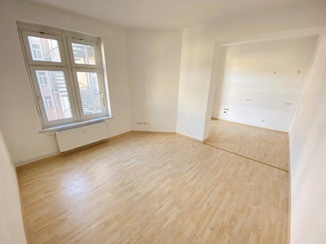 Zentrumsnah, unweit der Uniklinik mit offener Küche, Balkon, modernem Wannenbad und Abstellraum!