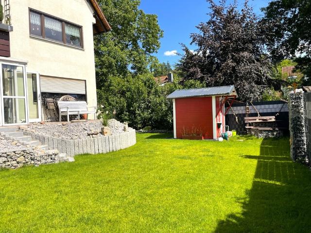 Zentrumsnah: Helle Wohnung mit Garten und Garage