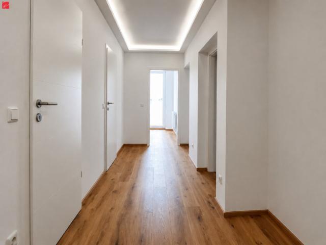 Zentrumsnahe Singlewohnung mit zwei Loggias und Grünblick