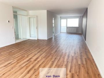 Zentrumsnaher Wohntraum: Frisch sanierte 3 Zimmer Wohnung mit großem Balkon