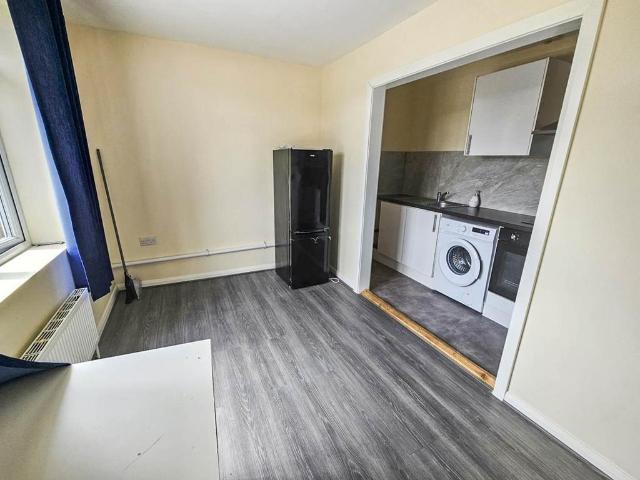 Zealand Avenue, Harmondsworth, West. 2 bed flat to rent £1,700 pcm £392 pw