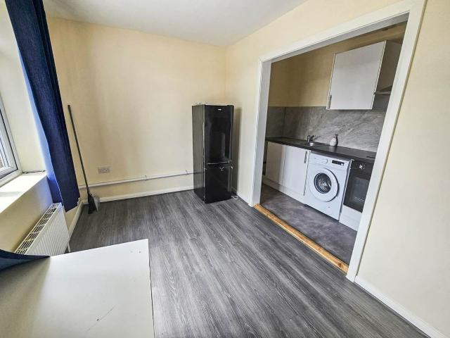 Zealand Avenue, Harmondsworth, West Drayton UB7, 2 bed flat to rent, £1,700 pcm | PrimeLocation