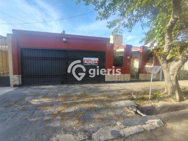 Zeballos Alquila Casa de 3 Dorm. Cochera Doble en Guaymallén