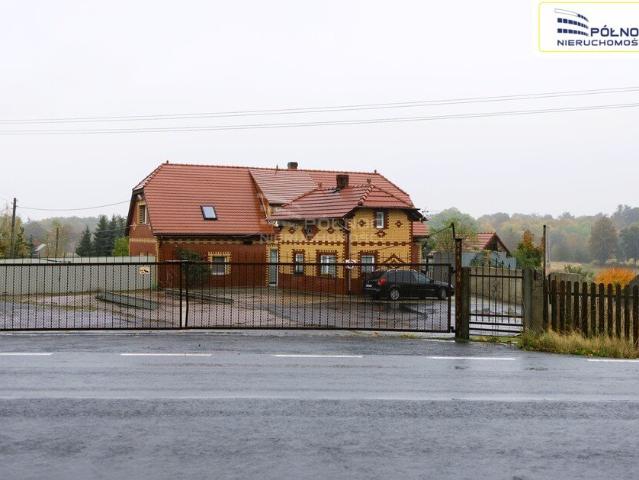Plac z budynkami 2400 m² przy drodze asfaltowej