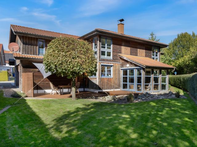 Zedernholzhaus mit Sauna, Werkstatt und Garten: viel Platz zum Wohnen, Arbeiten und Entspannen