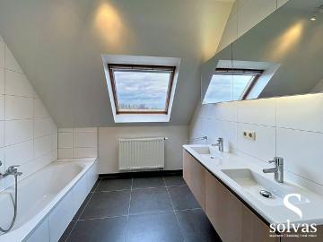 Zéér mooi en ruim appartement te huur in centrum Waarschoot