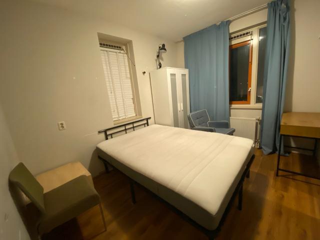 zeer mooie ruime kamer te huur aangeboden