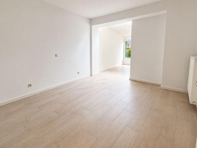 zeer aangenaam speciaal gelijkvloers appartement met 1 slaapkamer en tuin