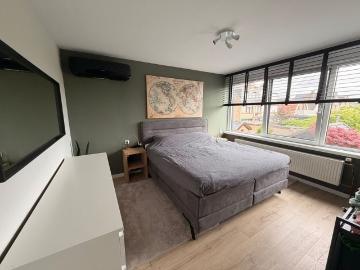 Zeer fraaie halfvrijstaande expat woning in Rhoon