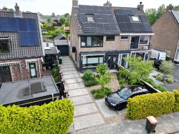 Zeer fraaie halfvrijstaande expat woning in Rhoon