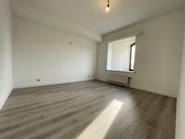 Zeer groot, knap gerenoveerd appartement nabij centrum Aalst