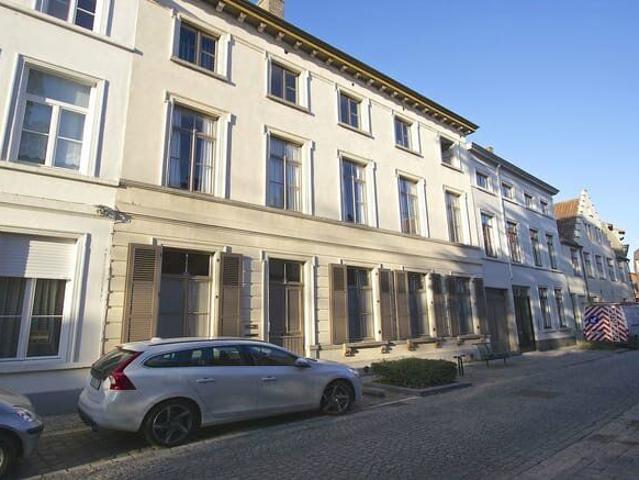 zeer grote STUDIO in mooi herenhuis op St Anna prachtig.