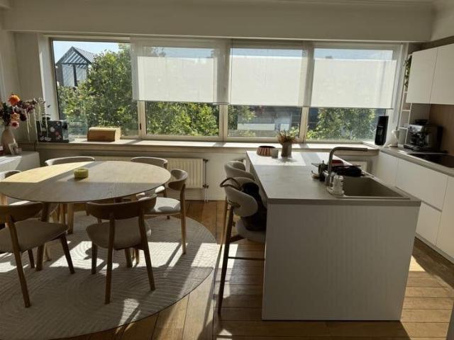Zeer lichtrijk bemeubeld appartement in Antwerpen Zuid
