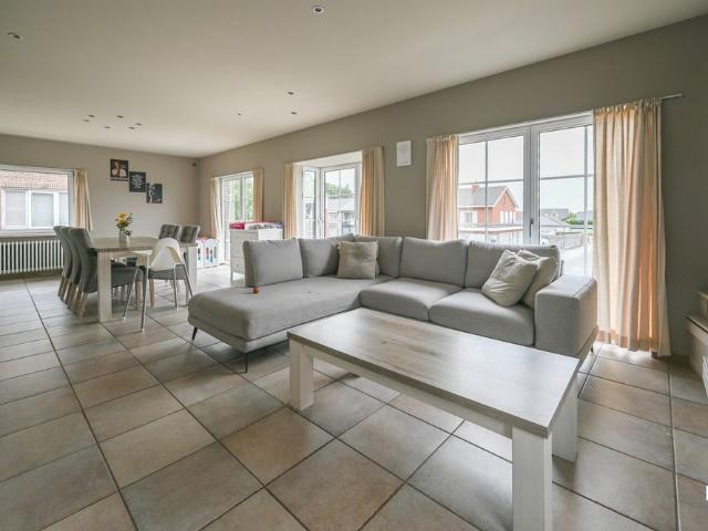 Zeer ruim appartement in het centrum van Oostrozebeke