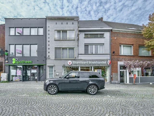 Zeer ruim duplex appartement aan dorpsplein te Bornem