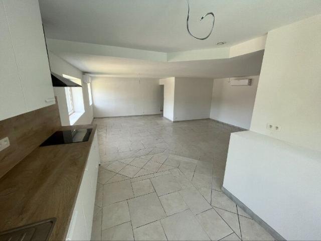 Zeer ruim en lichtrijk appartement