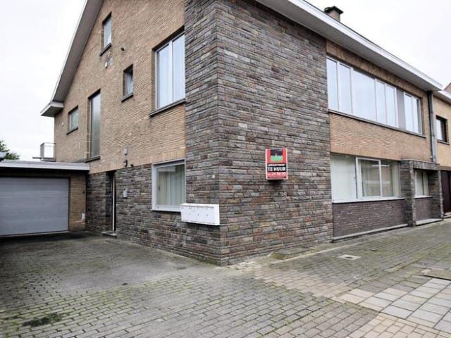 ZEER RUIM TWEE SLAAPKAMER APPARTEMENT OP HET GELIJKVLOERS
