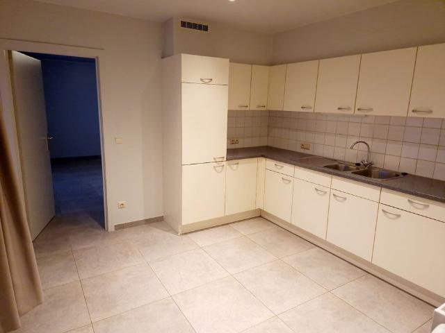 ZEER RUIM TWEE SLAAPKAMER APPARTEMENT OP HET GELIJKVLOERS