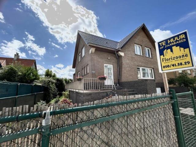 Zeer ruim villa appartement met garage op wandelafstand v.