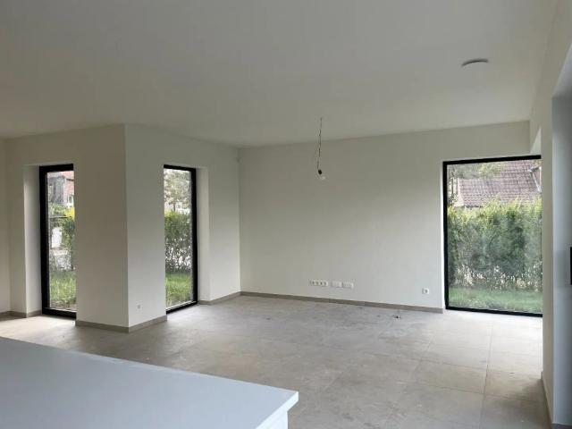 Zeer ruime moderne halfopen nieuwbouwwoning met tuin/terras en garage