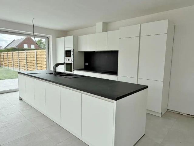 Zeer ruime nieuwbouwwoning in de dorpskern van Noordschote met grote garage en tuin