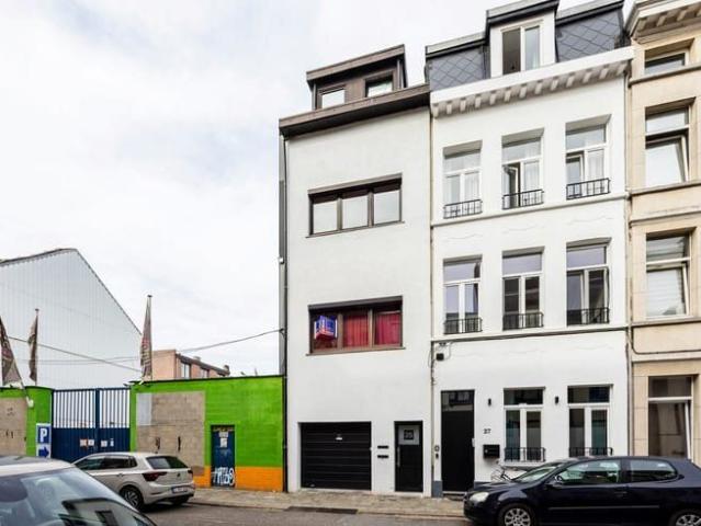 Zeer ruime gerenoveerde woning met 3 slaapkamers en 2 buite