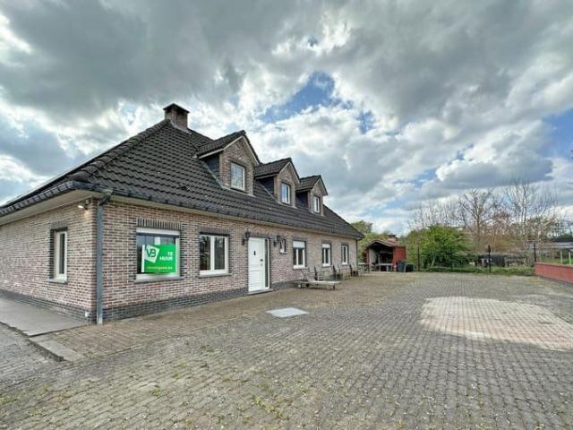 Zeer ruime woning met 4 slaapkamers, groot terras en 2 au.