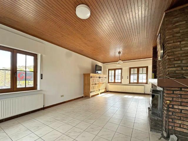 Zeer ruime woning met 4 slaapkamers, groot terras en 2 autostaanplaatsen!