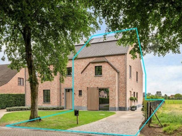 Zeer recente nieuwbouw 2 jaar oud energiezuinige halfopen