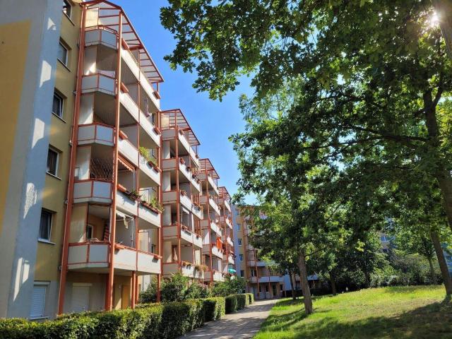 ZeitgemÃ¤Ães Wohnen im modernisierten Mehrfamilienhaus