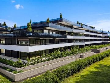 Zeitgenössische Eleganz und privater Garten nur einen Steinwurf vom See entfernt