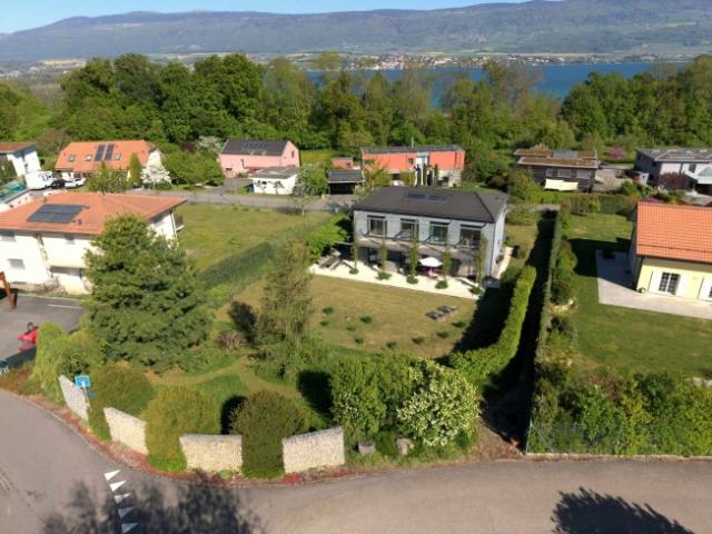 Zeitgenössische Minergie Villa in einer privilegierten Umgebung