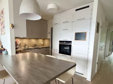 Zeitgenössische Wohnung mit dominanter Aussicht auf Genf in grüner Umgebung