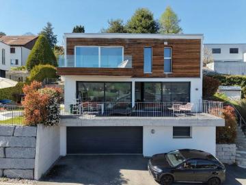 Zeitgenössische von Architekten entworfene Villa mit großzügigen Flächen