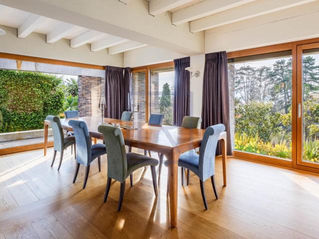 Zeitgenössische Villa mit Blick auf den See