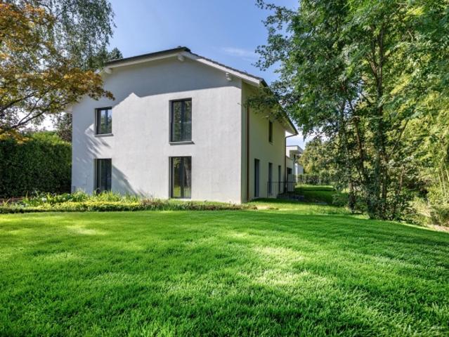 Zeitgenössische Villa mit Pool